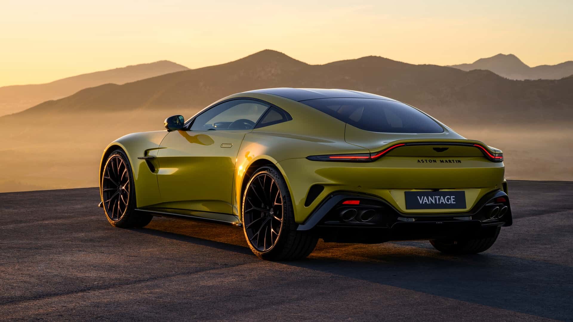 aston-martin-vantage-2025-price-features-review-hindi