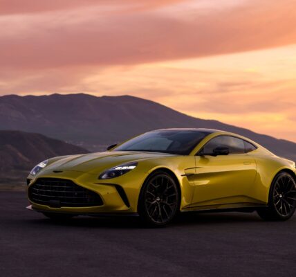aston-martin-vantage-2025-price-features-review-hindi