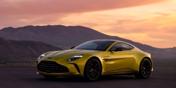 aston-martin-vantage-2025-price-features-review-hindi