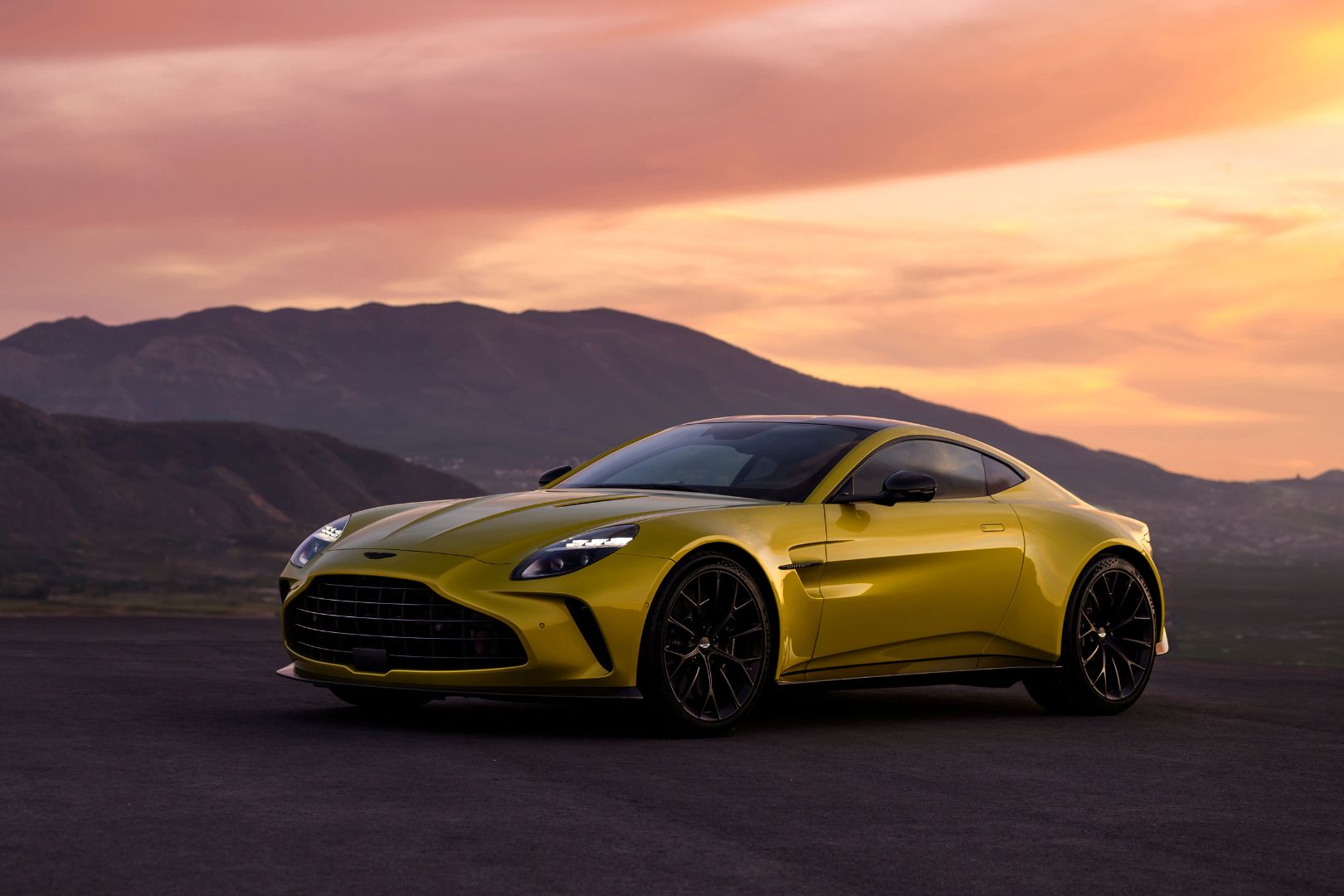 aston-martin-vantage-2025-price-features-review-hindi