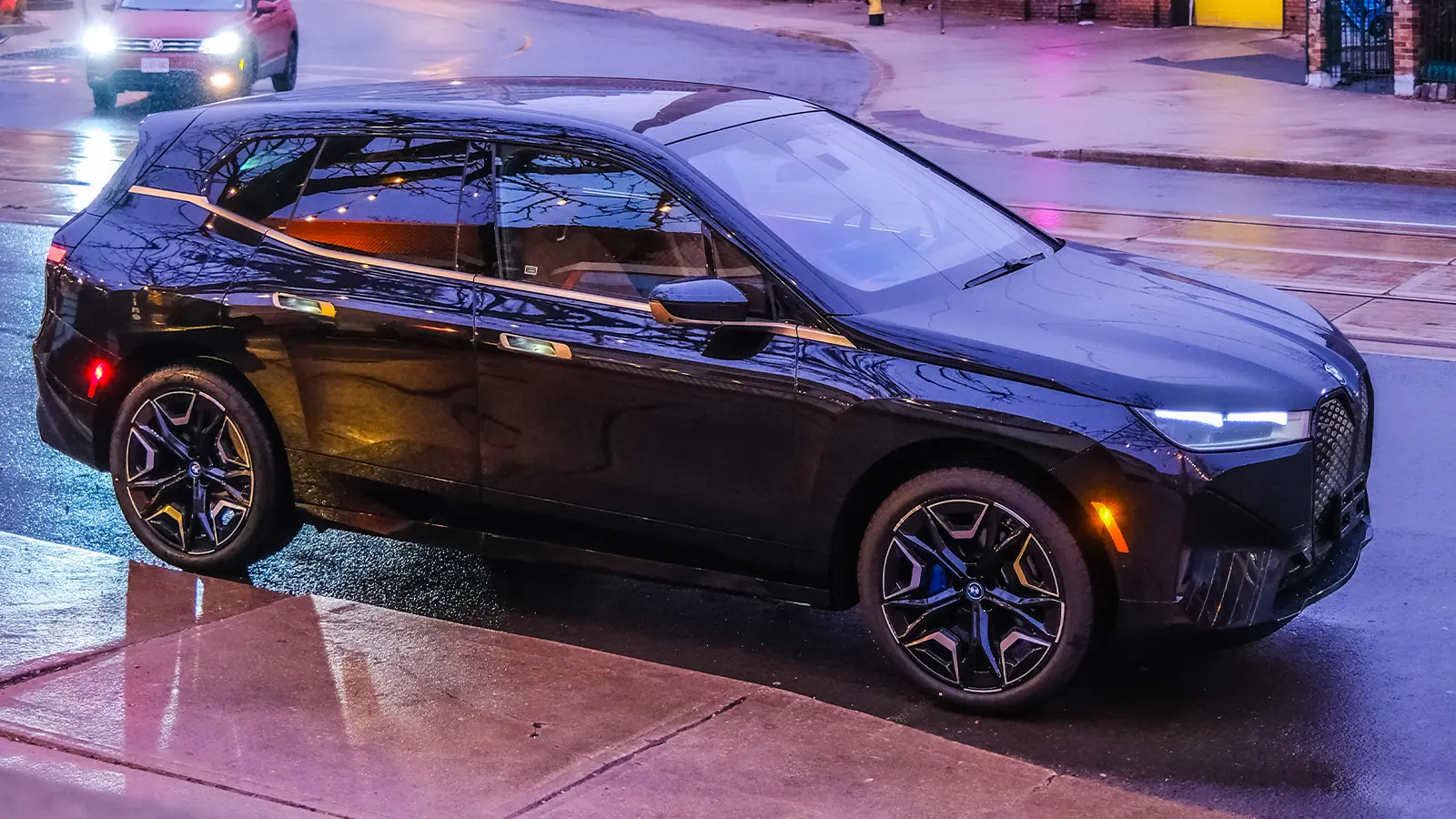 bmw-ix-2025-electric-suv-smart-interior-ai-tech-india