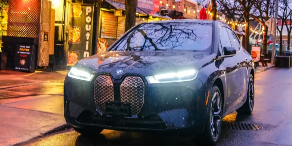 bmw-ix-2025-electric-suv-smart-interior-ai-tech-india
