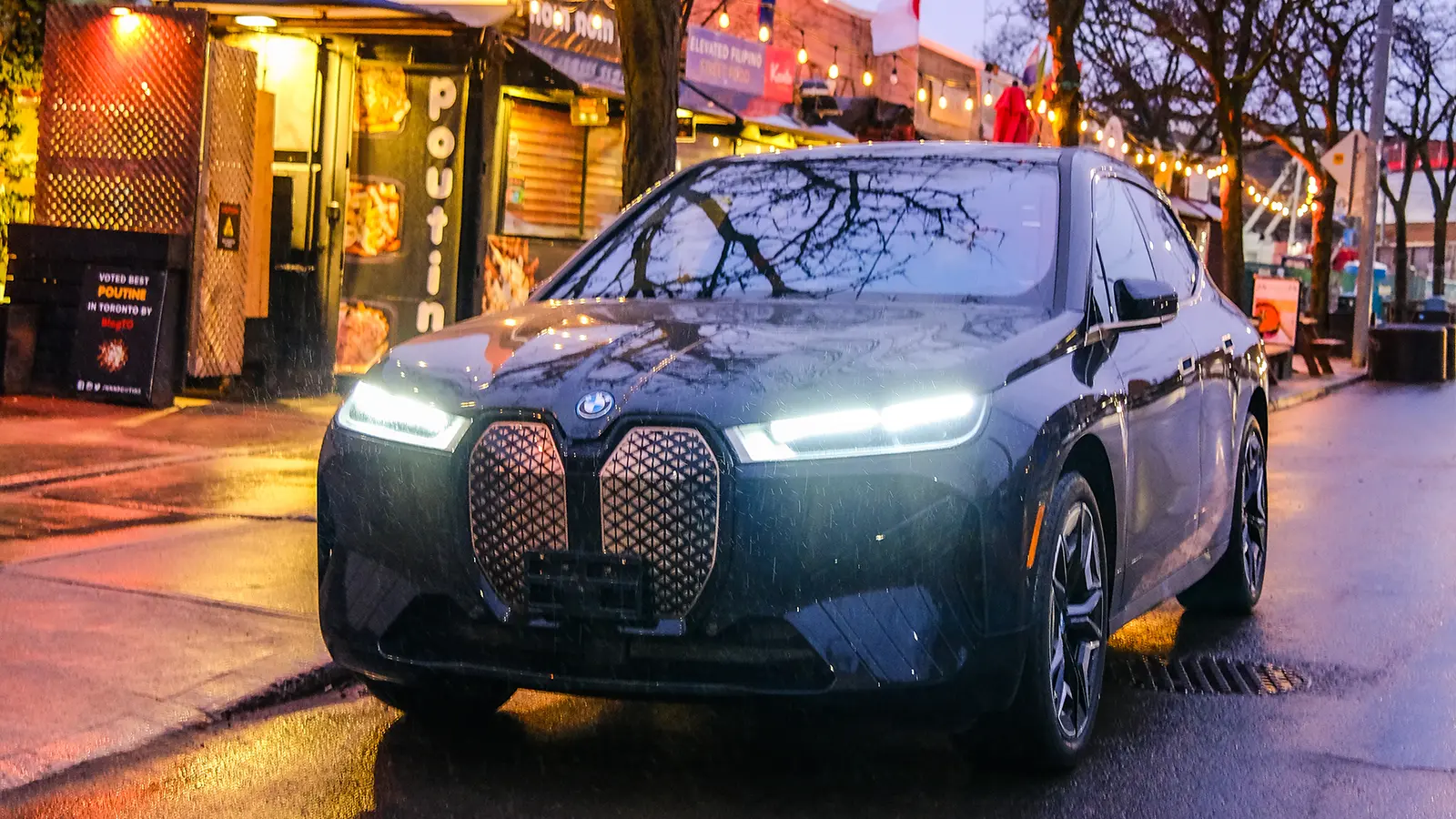 bmw-ix-2025-electric-suv-smart-interior-ai-tech-india