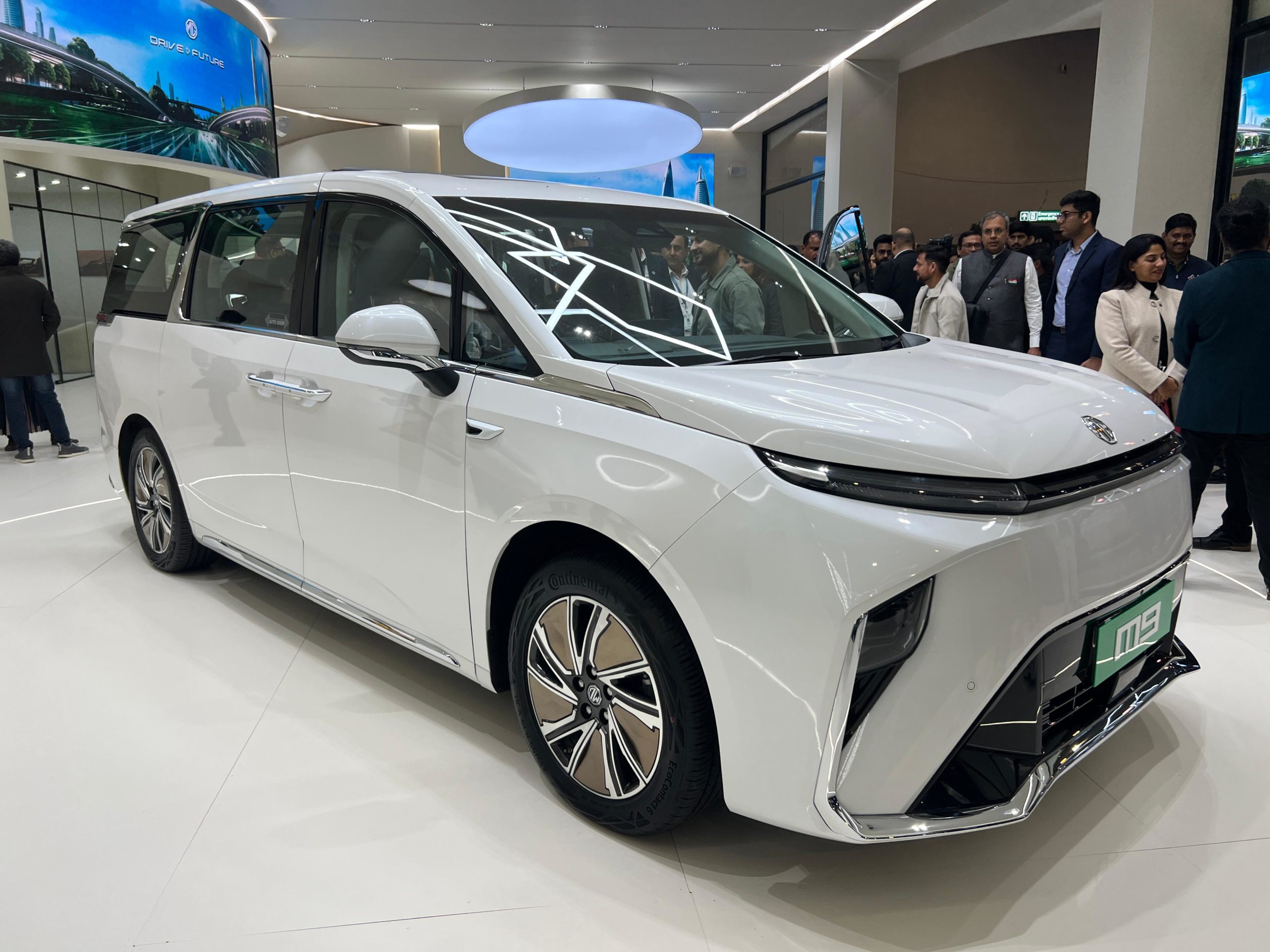 mg-m9-ev-ai-features-luxury-mpv-price-india
